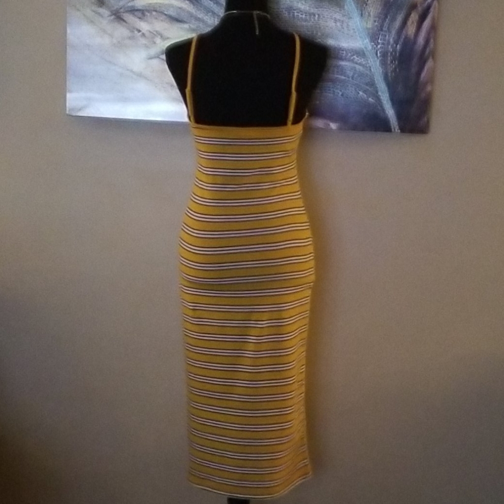 Heart & Hips Stretch Dress Women's Medium Mustard V-Neck Below the Knee - Picture 2 of 3